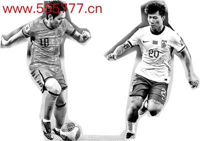 6月11日，韩国队球员李刚仁（左）与中国队球员谢文能在比赛中拼抢。